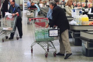 Le nombre de produits concernés est en outre à mettre en regard avec le nombre de références en magasins: 3.000 à 5.000 dans un supermarché, et entre 20.000 et 35.000 dans les hypermarchés. (KEYSTONE/Gaetan Bally)